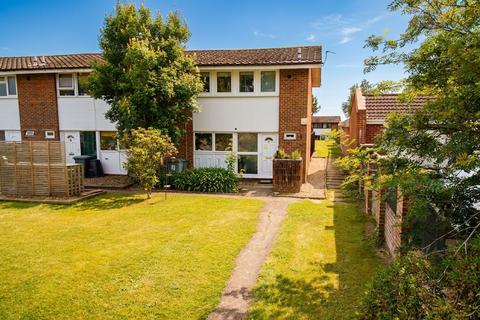 3 bed property, in Finch Way, £200,000