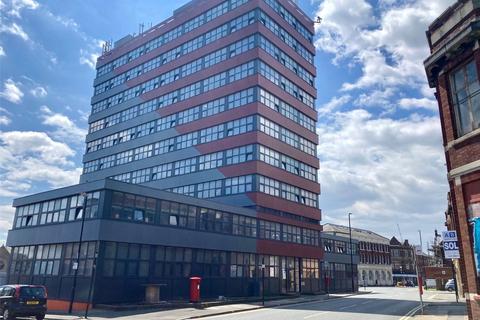 1 bed property, in Borough Road, £70,000