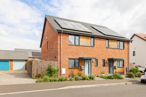 3 bed property, in Greyling Way, £270,000
