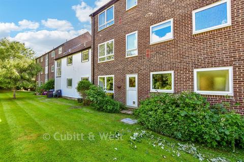 2 bed property, in Dial Close, £180,000