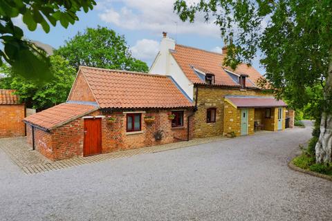 3 bed property, in Village Street, £400,000
