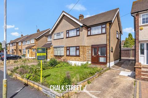 3 bed property, in Surrey Drive, £450,000
