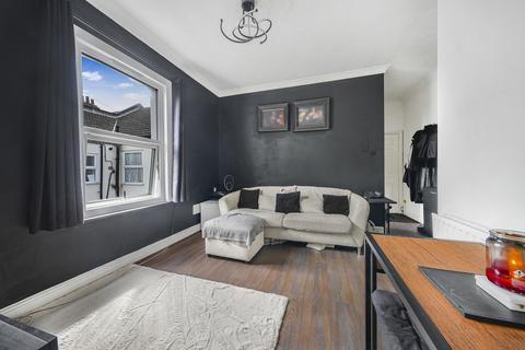2 bed property, in Meteor Road, £250,000