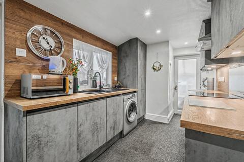 3 bed property, in Greystone Terrace, £160,000