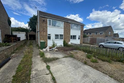 2 bed property, in Swinburne Place, £200,000