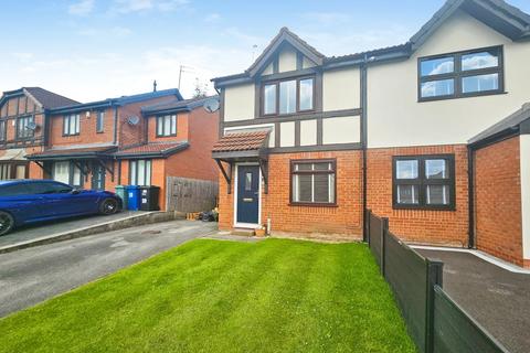 2 bed property, in Brookwater Close, £230,000