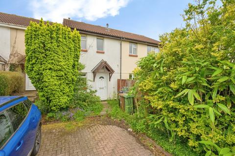 2 bed property, in Parsons Close, £120,000