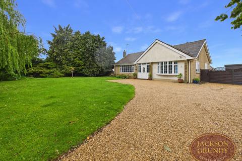 4 bed property, in Long Buckby Road, £550,000