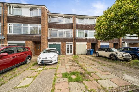 4 bed property, in Black Horse Close, £445,000