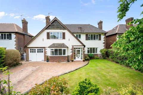 4 bed property, in Broad Walk, £1,100,000