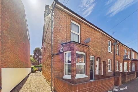 1 bed property, in Rothschild Road, £180,000