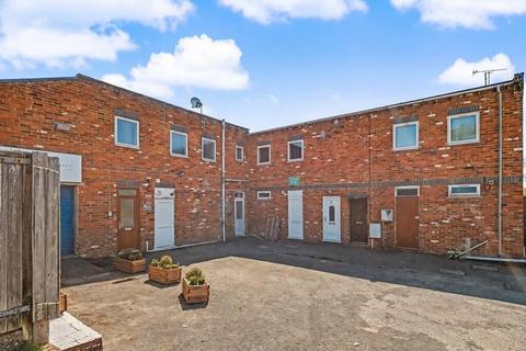 2 bed property, in Middle Way, £199,000