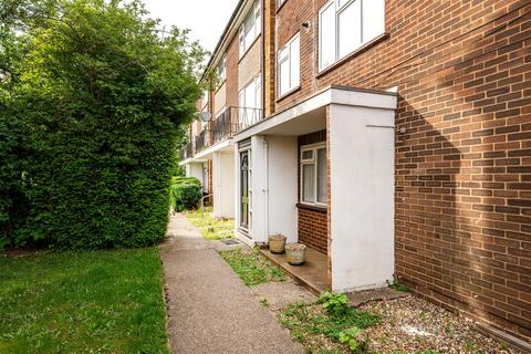 2 bed property, in Marlow Road, £235,000