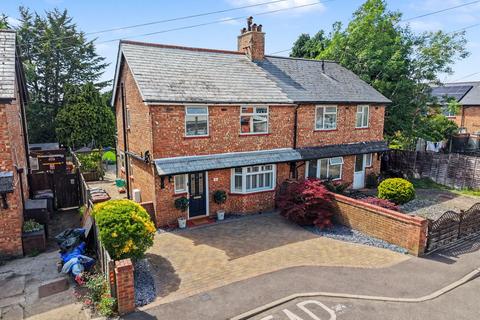 3 bed property, in Greenfield Road, £500,000