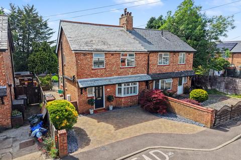 3 bed property, in Greenfield Road, £500,000
