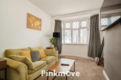 2 bed property, in Keynsham Avenue, £210,000