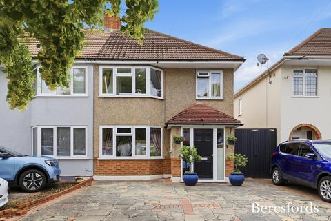 3 bed property, in Nightingale Avenue, £575,000