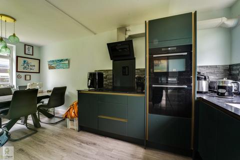 3 bed property, in 47 Lilac Grove, £170,000