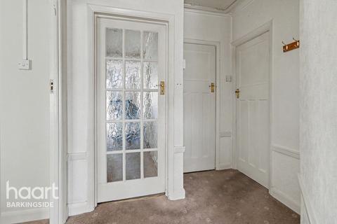 2 bed property, in Tiverton Avenue, £500,000