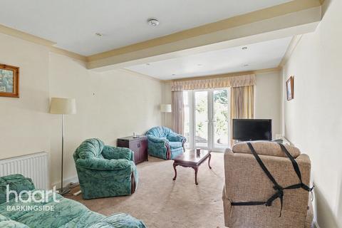 2 bed property, in Tiverton Avenue, £500,000