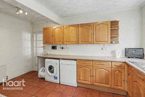2 bed property, in Tiverton Avenue, £500,000