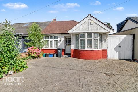 2 bed property, in Tiverton Avenue, £500,000
