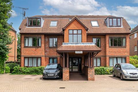 1 bed property, in Bonehurst Road, £180,000