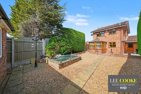 3 bed property, in Croxley Gardens, £310,000