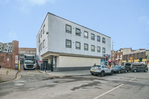 1 bed property, in Castle Street, £125,000
