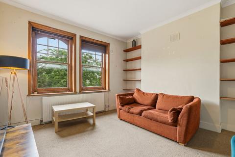 2 bed property, in Clapham Road, £260,000
