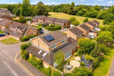 4 bed property, in Cedar Drive, £800,000
