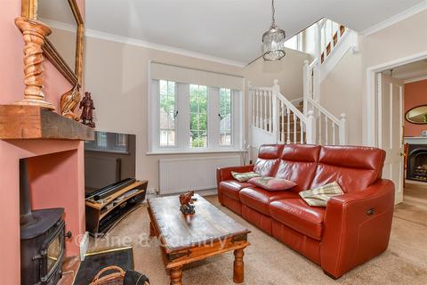 3 bed property, in Possingworth Close, £400,000
