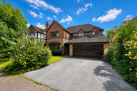 4 bed property, in Cathrow Way, £450,000