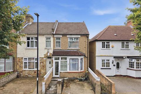 3 bed property, in Chestnut Road, £485,000