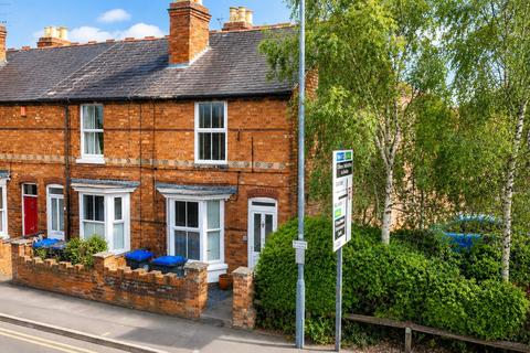 2 bed property, in Grove Road, £300,000