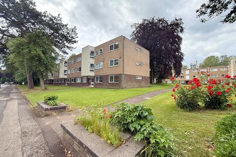 2 bed property, in Brooklands Road, £200,000