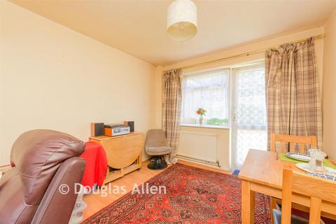 3 bed property, in Belmont Avenue, £400,000