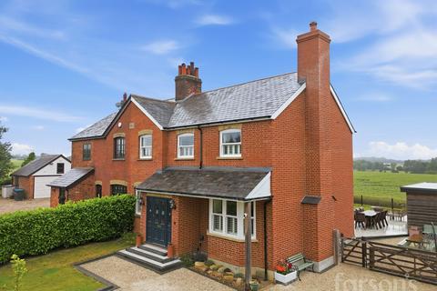 4 bed property, in Moreton Road, £900,000