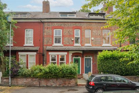 4 bed property, in Brundretts Road, £675,000