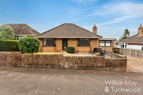 2 bed property, in Cliff Road, £300,000