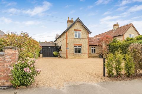 4 bed property, in High Street, £600,000