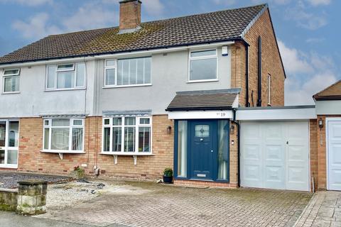 3 bed property, in Farmbrook Avenue, £270,000