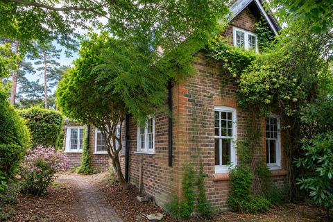 2 bed property, in Church Road, £450,000