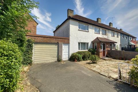 2 bed property, in Woodgate Avenue, £450,000