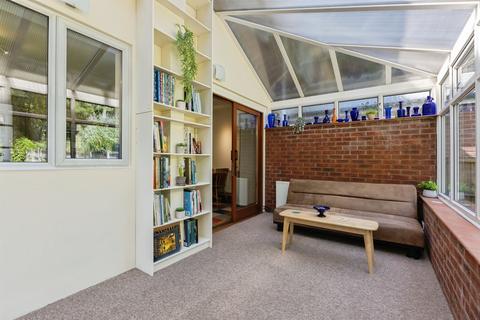 3 bed property, in Westwood Drive, £365,000