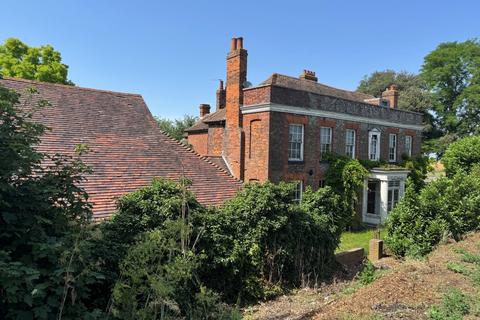 6 bed property, in Bobbing Court Farmhouse & Studio Flat, £500,000