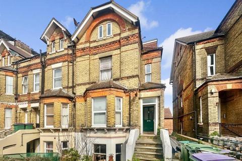 1 bed property, in Basement Flat, £48,000