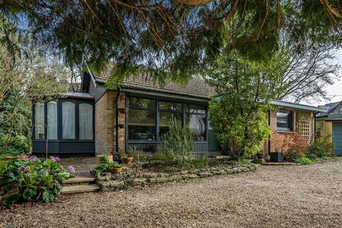 2 bed property, in Central Cirencester, £735,000