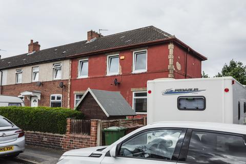 3 bed property, in East Street, £125,000