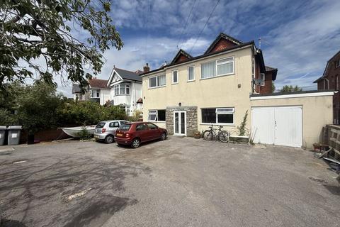 5 bed property, in Southbourne Road, £425,000